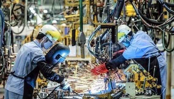 The Government proposes nine key tasks and solutions, including focusing on prevention and control of the COVID-19 epidemic, creating conditions to promote socio-economic development. (Photo: VNA)