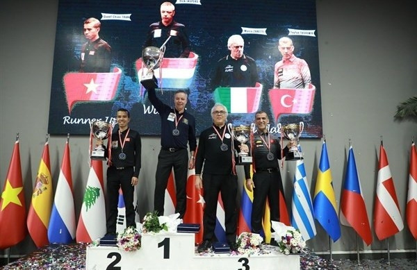 Chien (first from left) and other winners of the tournament (Photo: baovanhoa.vn)