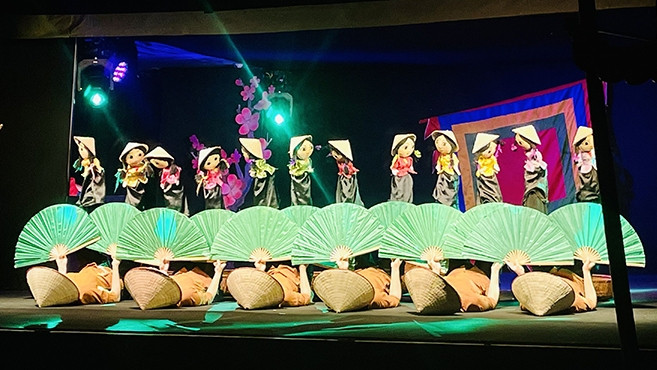 A puppetry performance staged by Vietnam Puppetry Theatre for tourists following the full reopening of tourism. (Photo via NDO)