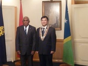 Vietnamese Ambassador Hoang Vinh Thanh (R) and Solomon Islands Governor-General Frank Kabui