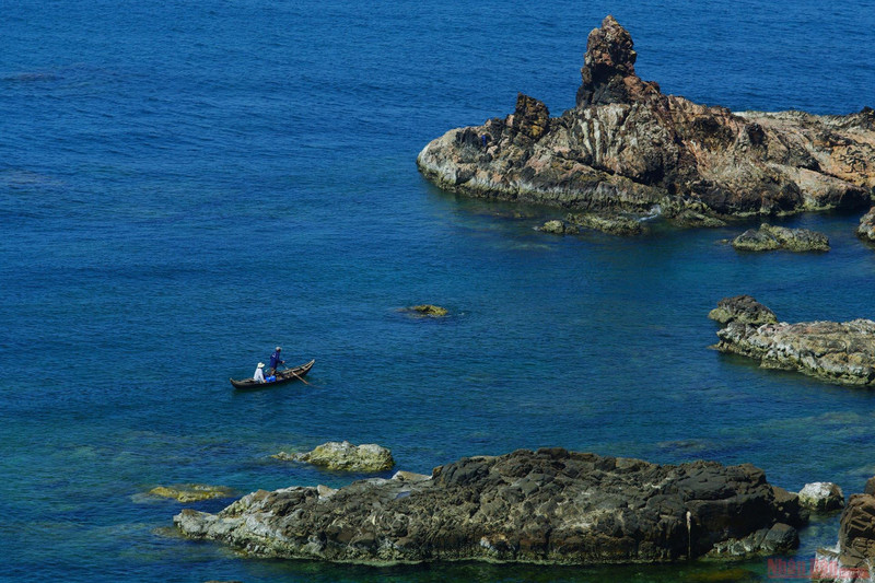 As a coastal commune located in the east of the Phuong Mai peninsula of Binh Dinh province, Nhon Ly has a natural area of 12.13 square kilometeres. Nhon Ly’s topography is bordered on one side by the sea and on three sides by mountains and hills, nature here is considered a harmonious combination between blue seas, sandy hills, rocky mountains and beautiful beaches.