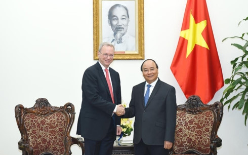 PM Nguyen Xuan Phuc (right) receives Alphabet Executive Chairman Eric Schmidt in Hanoi on May 26. 