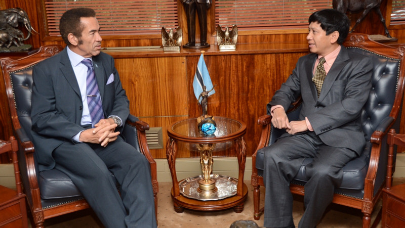 Vietnamese Ambassador Le Huy Hoang (R) and Botswana President Seretse Khama Ian Khama (L)