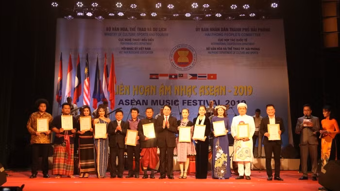 Gold medallists honoured at the closing ceremony (Photo: hanoimoi.com.vn)