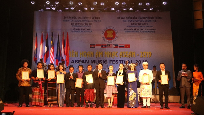 Gold medallists honoured at the closing ceremony (Photo: hanoimoi.com.vn)