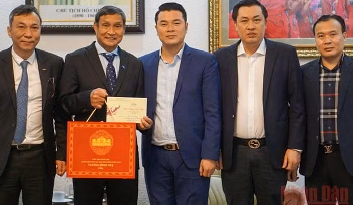 Coach Mai Duc Chung and VFF leaders receive gifts from NA Chairman Vuong Dinh Hue. (Photo: NDO)