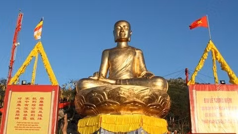 The statue of Emperor Tran Nhan Tong in Yen Tu (Photo: http://banquanlyyentu.vn)