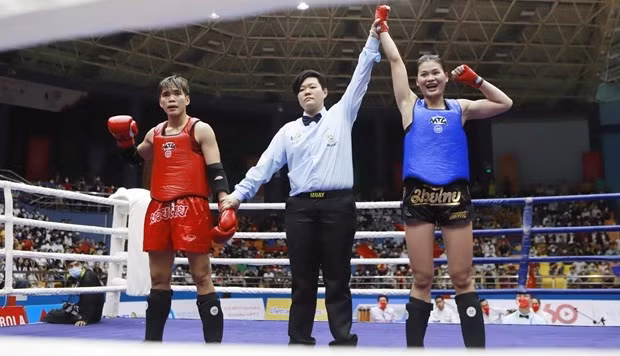 Bang Thi Mai (right) beat Sirisopa Sirisak of Thailand in the finals of women’s 60kg category to win a gold medal for Vietnam. (Photo: VNA)