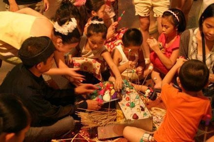 Children making To He (toy figurine)