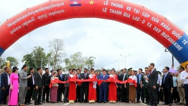At the launching ceremony of the Le Thanh- Oyadav border gate traffic route (Source: Baochinhphu.vn) 