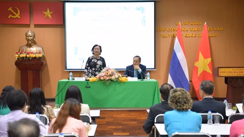 Former Vice President Truong My Hoa met and spoke with officials and employees of the Vietnamese Embassy in Thailand, and representatives of overseas Vietnamese and Vietnamese students in Thailand.