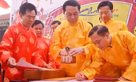 Minister of Public Security, General Tran Dai Quang (middle) at the ceremony in Quang Ninh province (Credit: cand.com.vn)