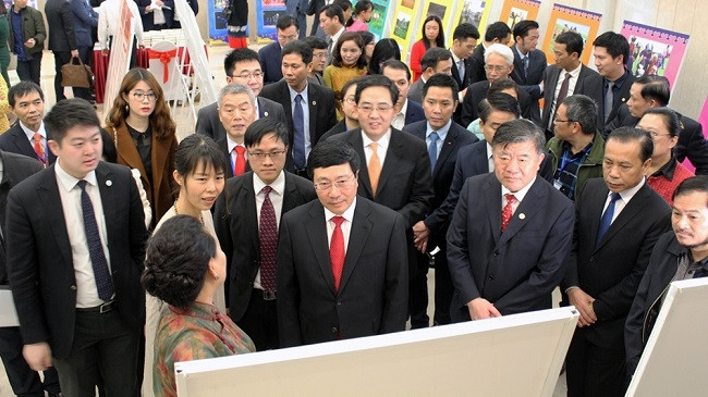Deputy PM and FM Pham Binh Minh (centre) tours the photo exhibition on the Inner Mongolia Autonomous Region. (Photo: NDO/Ngoc Toan)