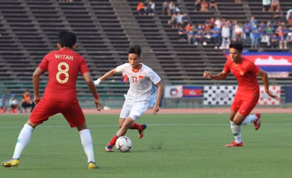 Vietnam (in white) miss a number of chances during the match. (Photo: vnexpress.net)