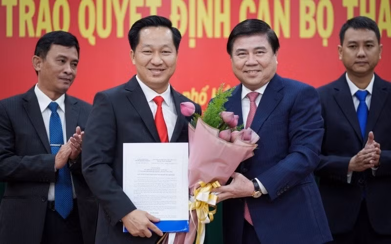 Hoang Tung (left) is elected as Chairman of the People’s Committee of Thu Duc City.