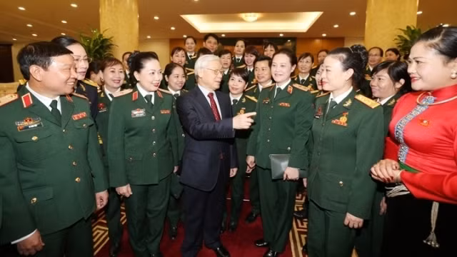 Party General Secretary Nguyen Phu Trong meets with outstanding female representatives working in the armed forces in Hanoi on December 7. (Credit: VNA)