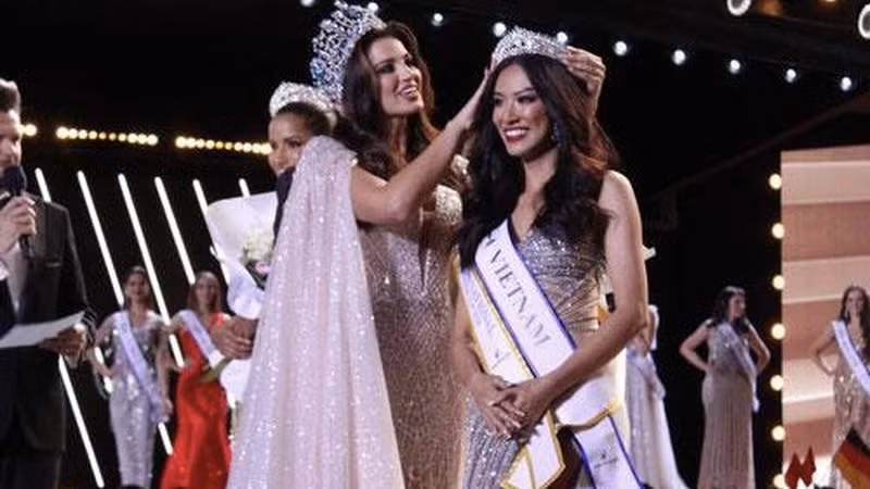 Nguyen Huynh Kim Duyen receives second runner-up title. (Photo: Global beauty)