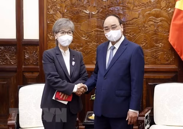 President Nguyen Xuan Phuc (R) and Chairwoman of Japan’s Health Sciences Education Co. Ltd in Vietnam Dr. Kusumi Mari (Photo: VNA)