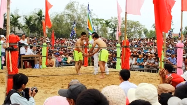 The Sinh Village traditional wrestling festival opens in the early morning of the first lunar month’s 10th day (February 17).