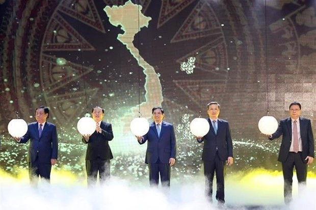 PM Pham Minh Chinh (middle) at the event. (Photo: VNA)