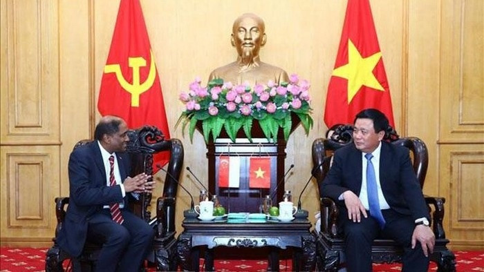 Politburo member Nguyen Xuan Thang (right) receives Singaporean Ambassador to Vietnam Jaya Ratnam. (Photo: VNA)