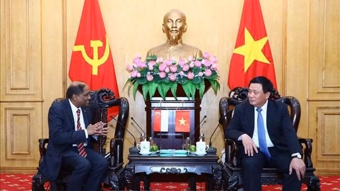 Politburo member Nguyen Xuan Thang (right) receives Singaporean Ambassador to Vietnam Jaya Ratnam. (Photo: VNA)