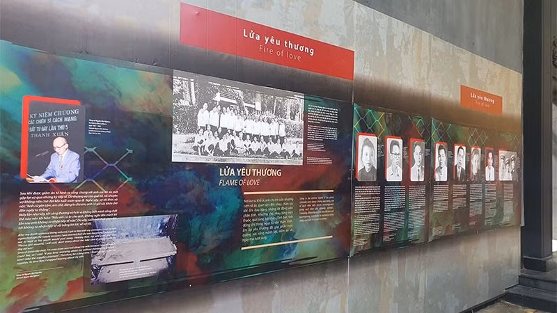 The images and artifacts displayed at the exhibition. (Photo: NDO)