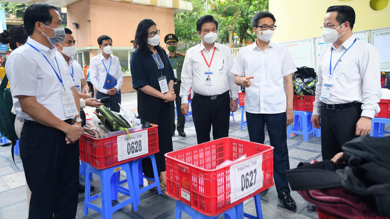 Deputy PM Vu Duc Dam inspects the organisation of high school graduation exam 2022 at Nghia Tan Secondary School.