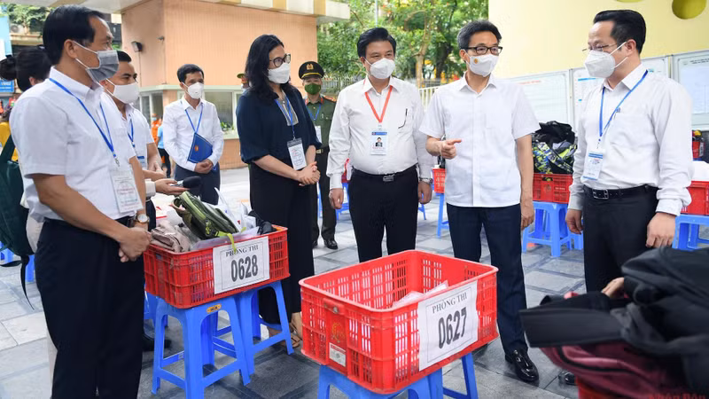 Deputy PM Vu Duc Dam inspects the organisation of high school graduation exam 2022 at Nghia Tan Secondary School.