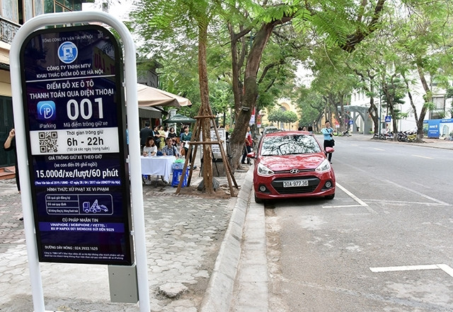 Hanoi people use I-parking service. 