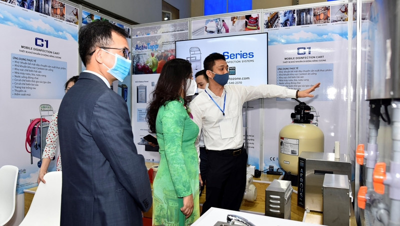Visitors attend the exhibition. (Photo: NDO)