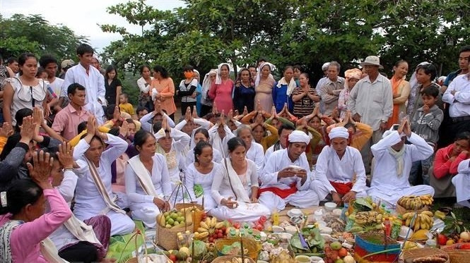 A ritual within Kate Festival of Cham ethnic people in Binh Thuan Province (Photo: VNA)