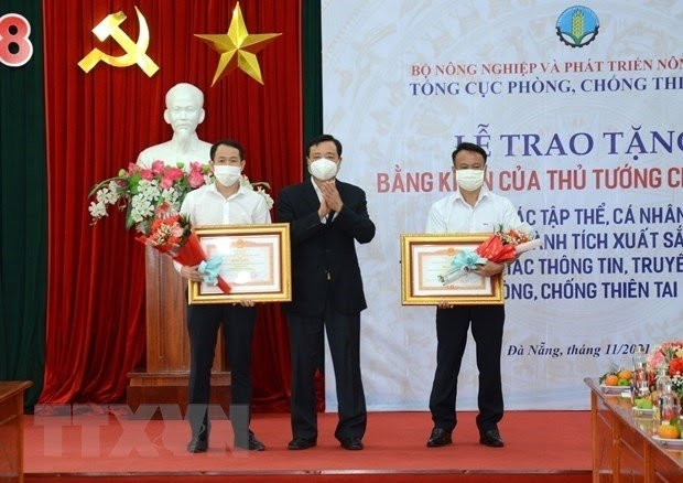 VNDMA General Director Tran Quang Hoai presents the PM's certificate of merit to leaders of the VNA bureau for the central and Central Highlands (Photo: VNA)