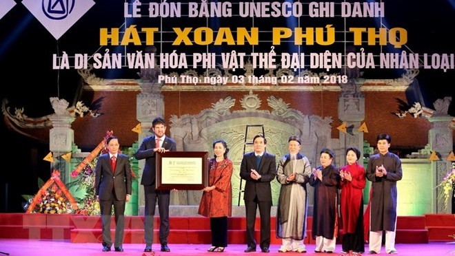 Head of UNESCO’s Hanoi Office and UNESCO Representative to Vietnam, Michael Croft (second from left) presents the certificate of recognition for Xoan singing to a Phu Tho provincial leader. (Photo: VNA)