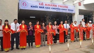  Bac Lieu province’s leaders cut a ribbon to inaugurate the newly built facility.