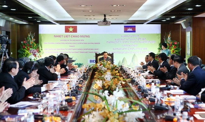 Cambodian PM Hun Sen at the meeting with Vietnamese investors in Hanoi,