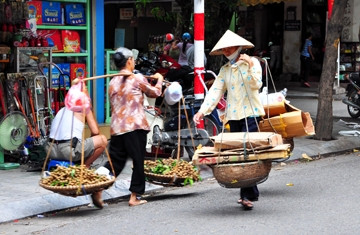 Women have walked dozens of kilometres to market carrying twenty- or thirty-kilogram loads in shoulder poles for generations. (Source: tgvn.com.vn)