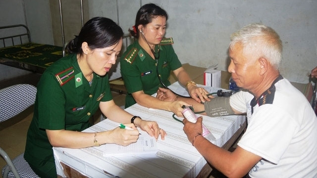 Doctors from the border guard offer medical consultations for local people in the border areas of Nghe An province. (Photo: NDO/Hai Thuong)
