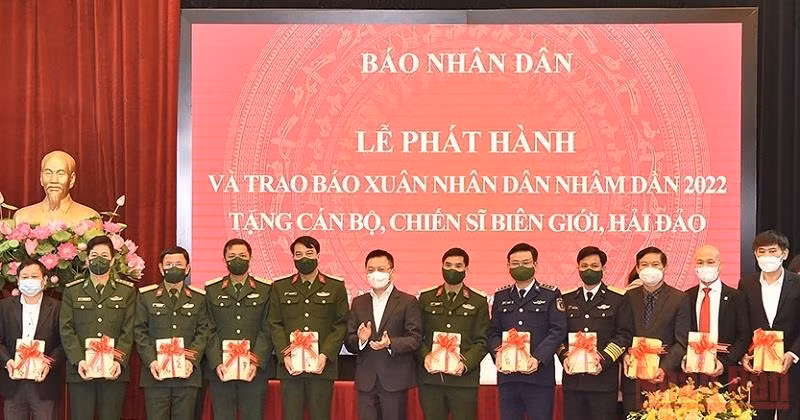 Editor in Chief of Nhan Dan Newspaper Le Quoc Minh presents two books on Party General Secretary Nguyen Phu Trong to military units. (Photo: THUY NGUYEN)