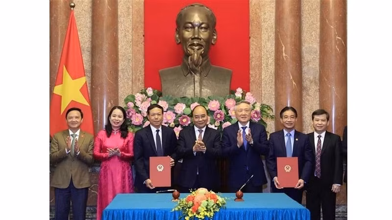 President Nguyen Xuan Phuc (middle) witnesses the signing of the coordination regulations between the Presidential Office, and the Supreme People’s Court and the Supreme People’s Procuracy. (Photo: VNA)