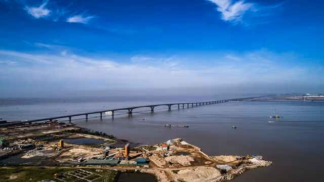 Passing the 2,800m Thi Nai Bridge in Qui Nhon city, Binh Dinh province, the newly-inaugurated Dinh Vu - Cat Hai Bridge becomes the longest sea bridge in Vietnam. (Credit dantri.com.vn)