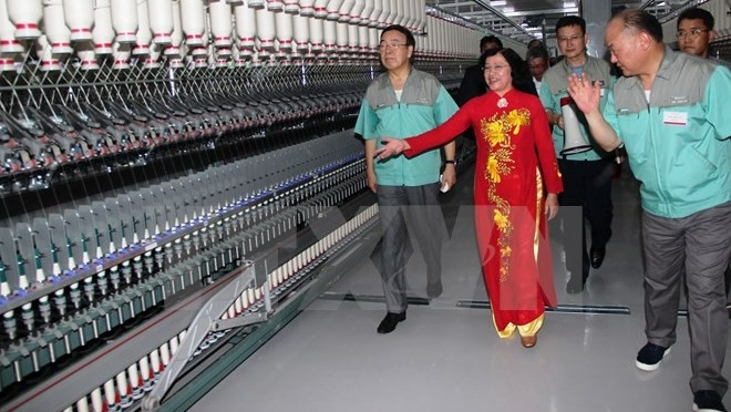 Tay Ninh provincial People’s Committee Nguyen Thi Thu Thuy and delegates visiting the production lines of the plant (Credit: VNA)