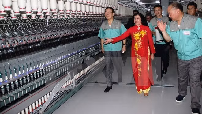 Tay Ninh provincial People’s Committee Nguyen Thi Thu Thuy and delegates visiting the production lines of the plant (Credit: VNA)