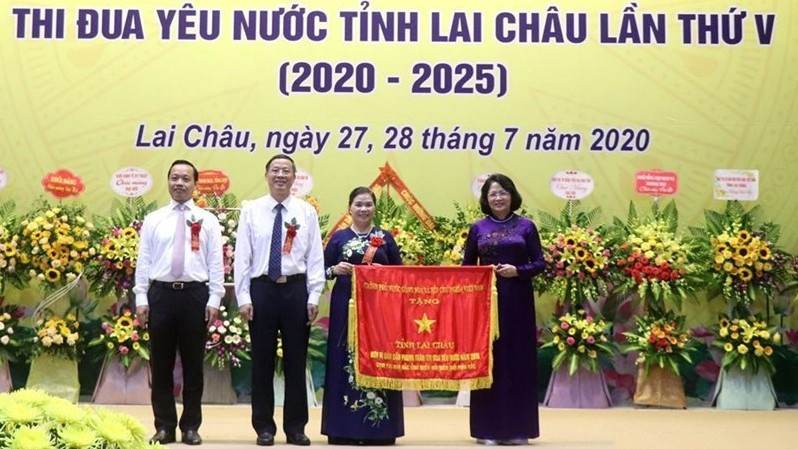 VP Dang Thi Ngoc Thinh presents the Emulation Flag of the Prime Minister to Lai Chau province. (Photo: VGP)