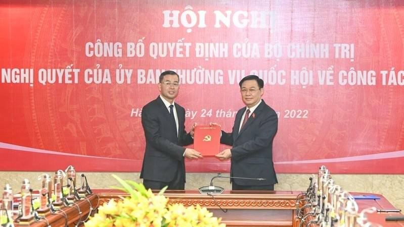 National Assembly Chairman Vuong Dinh Hue presents the decision to Deputy Auditor General Ngo Van Tuan. (Photo: Duy Linh)