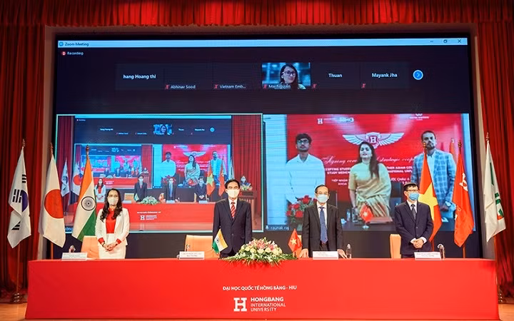 General view of the signing ceremony. (Photo: Hong Bang University)