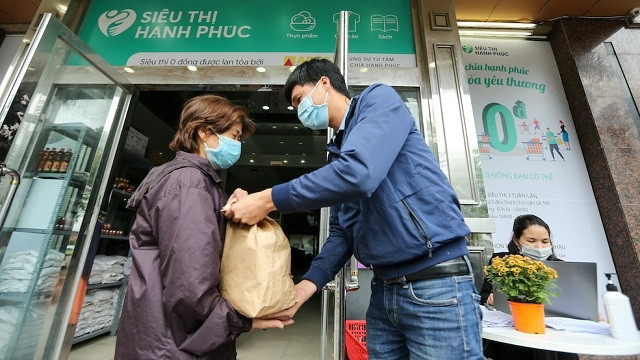 The Happy Supermarket opens in Hanoi on April 13, offering necessities at zero VND to the disadvantaged to help ease their difficulties during the COVID-19 epidemic. (Photo: NDO/Ngoc Ha)