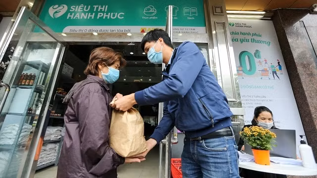 The Happy Supermarket opens in Hanoi on April 13, offering necessities at zero VND to the disadvantaged to help ease their difficulties during the COVID-19 epidemic. (Photo: NDO/Ngoc Ha)