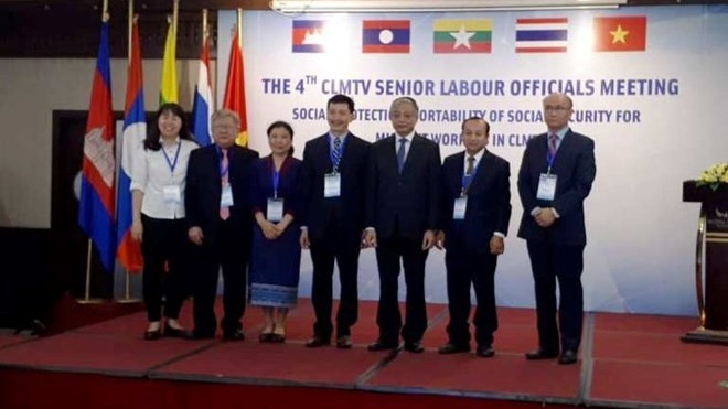 Participants of the 4th CLMTV Senior Labour Officials' Meeting pose for a group photo (Photo: VNA)