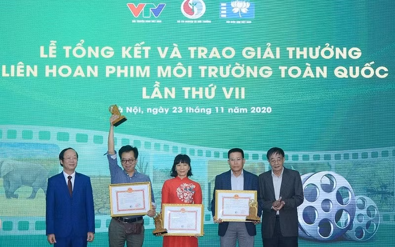 The A prize of the 7th national environmental film festival 2020 honoured. (Photo: tainguyenmoitruong.gov.vn)